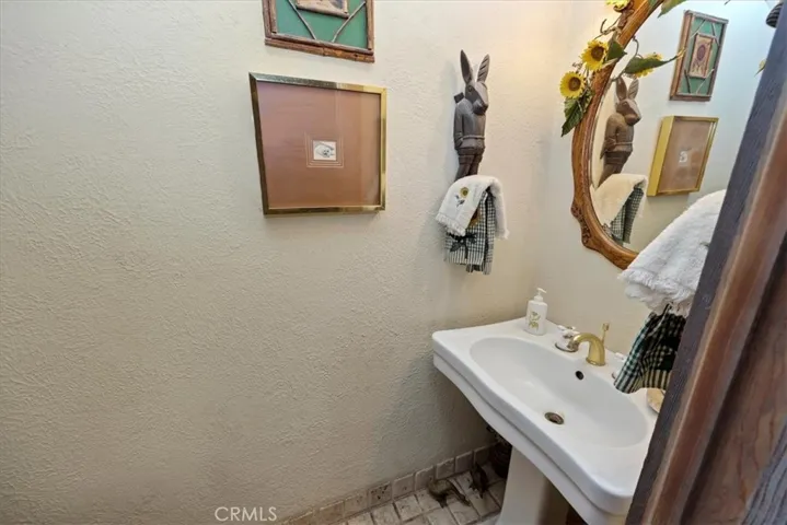 1/2 Bathroom