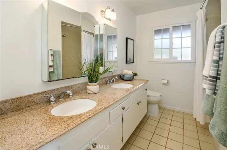 Second Bathroom w/Dual Sinks & Mosaic Tile