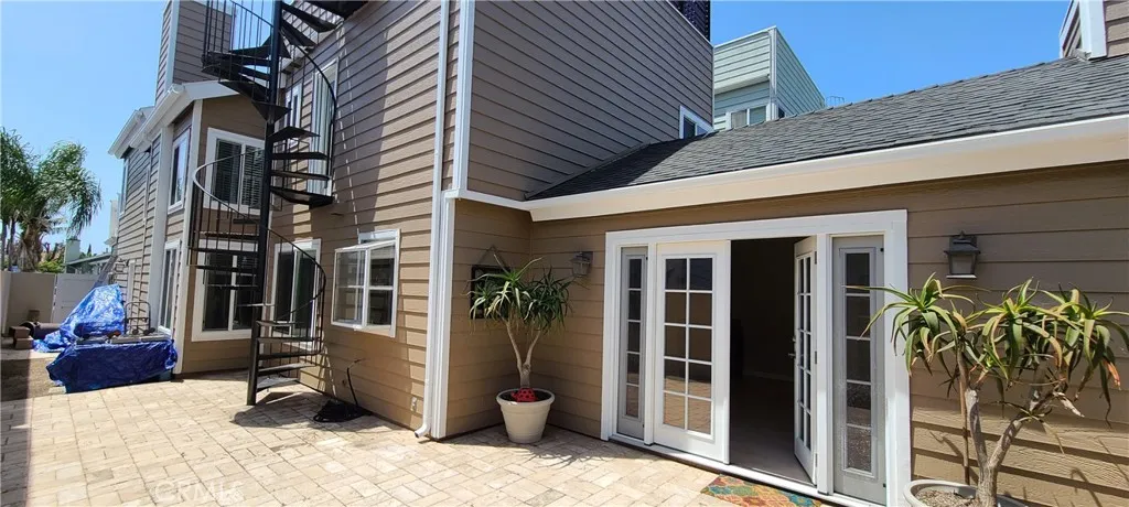 Spacious side yard, adjacent to the family room, with spiral staircase to the rooftop view deck.