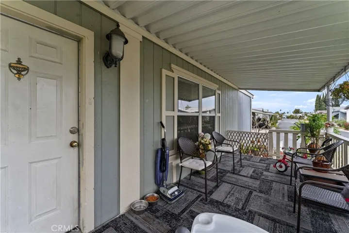 Spacious Porch/Patio
