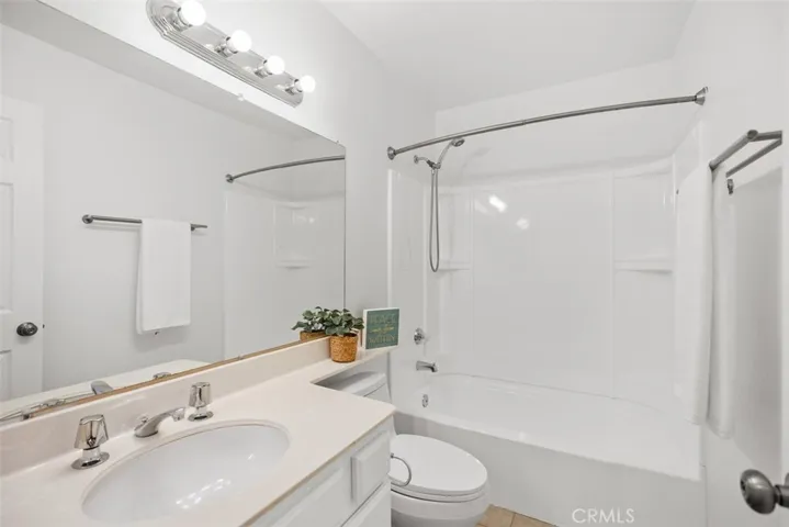 Secondary bathroom with shower/tub combo