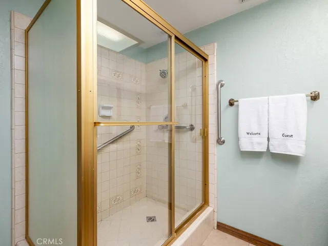 Primary bedroom bathroom