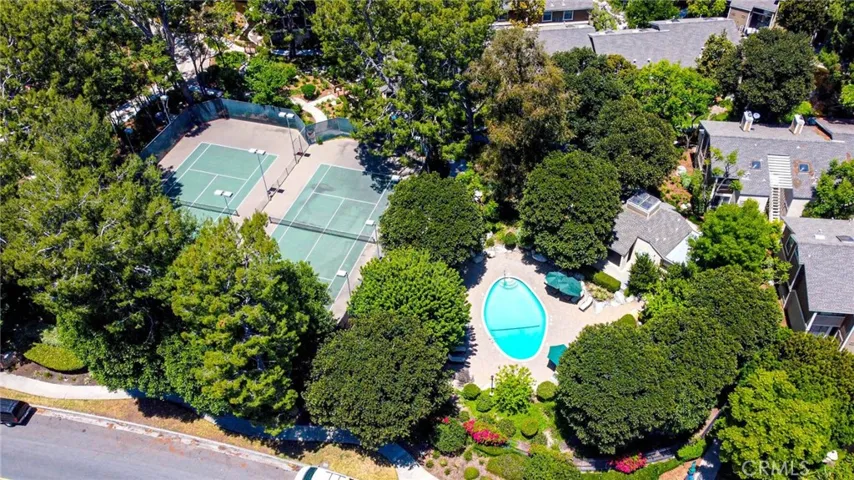 Community amenities include pool, spa & sports courts