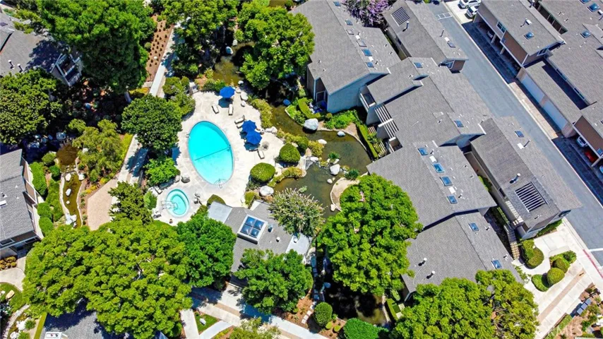 Community amenities include pool, spa & sports courts