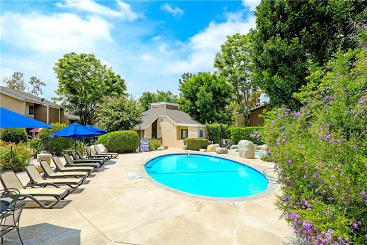 Community amenities include pool, spa & sports courts