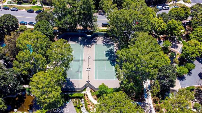 Community amenities include pool, spa & sports courts