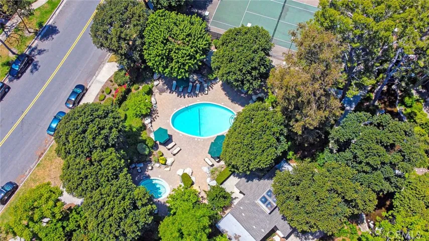 Community amenities include pool, spa & sports courts
