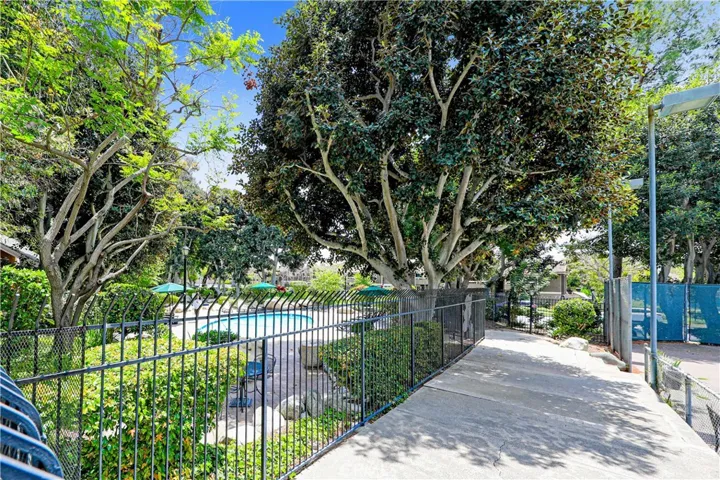 Community amenities include pool, spa & sports courts