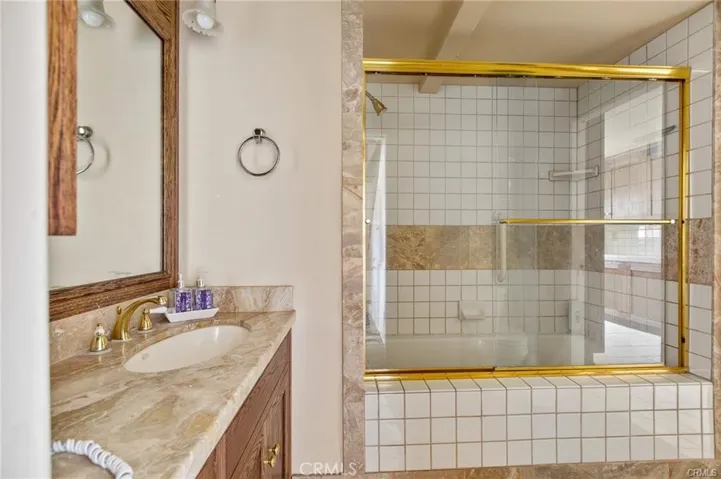 Main House:Full bathroom #3