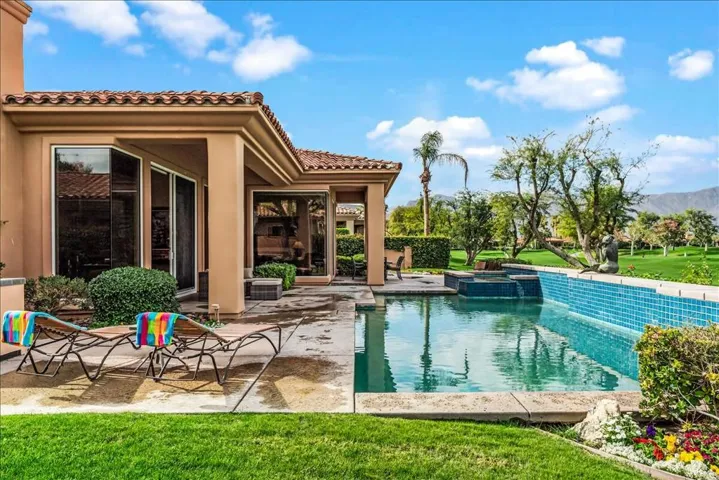 Spacious pool