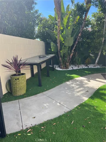 19253 Redwing, Tarzana, California 91365