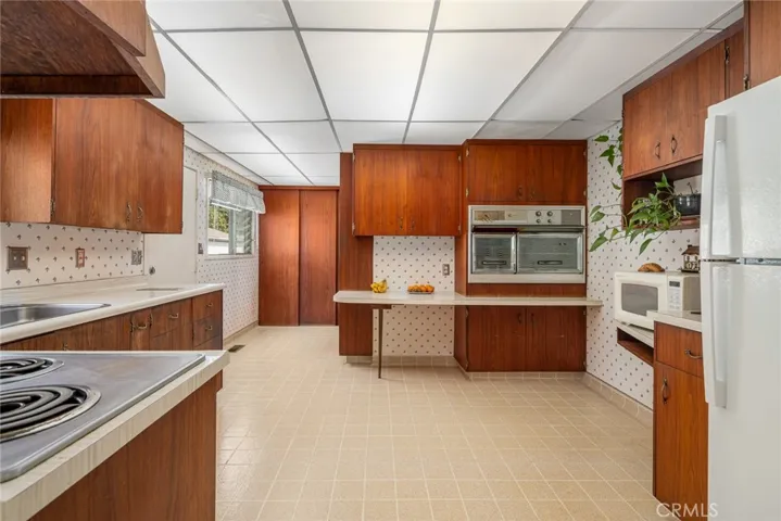 Kitchen (Laundry Is Behind The Back Left Closet)