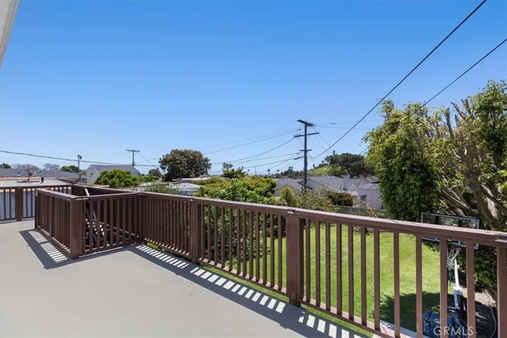 upstairs deck off kitchen