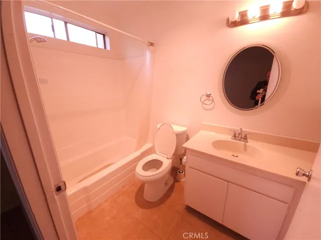 Apt #4 bathroom