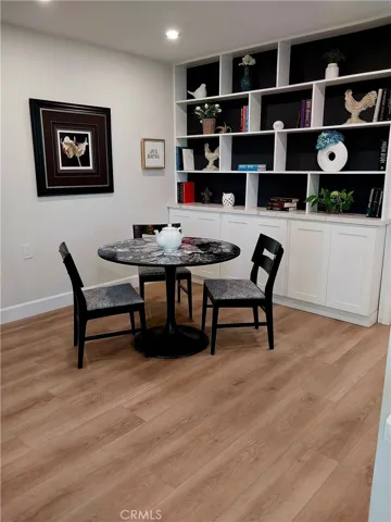 Dining with open shelves