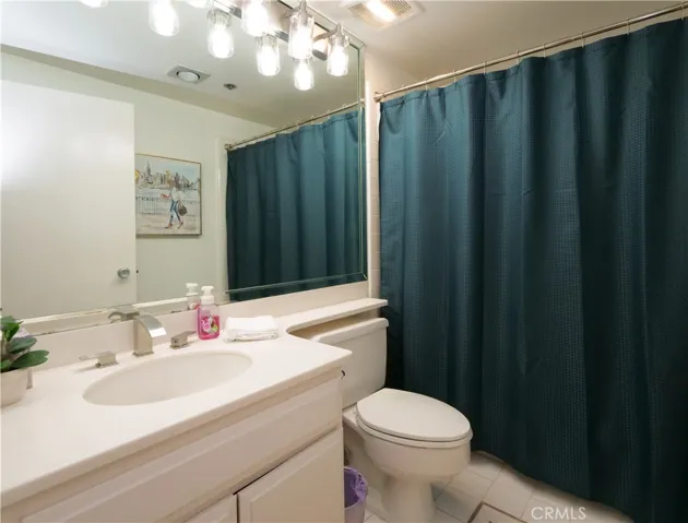 Guest Bathroom with Tub/Shower Combo