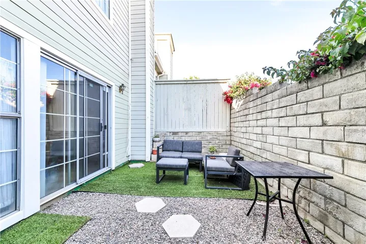 Cozy rear yard