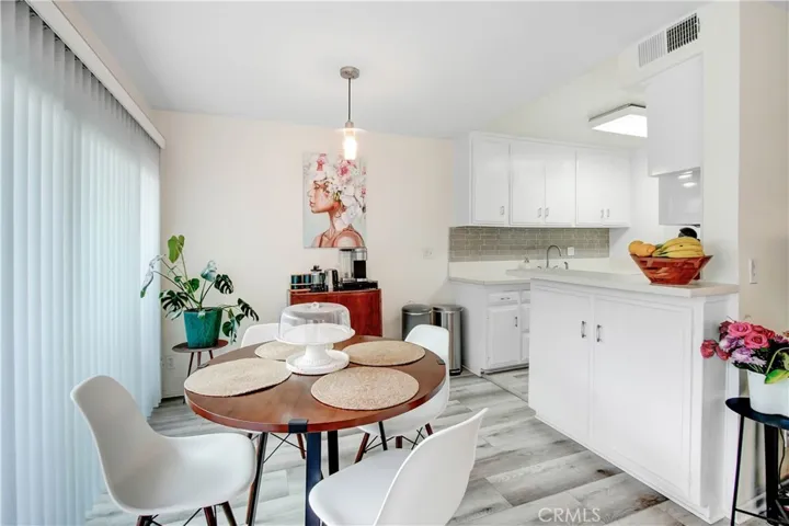 6160 Whitsett Avenue 4, North Hollywood, California 91606