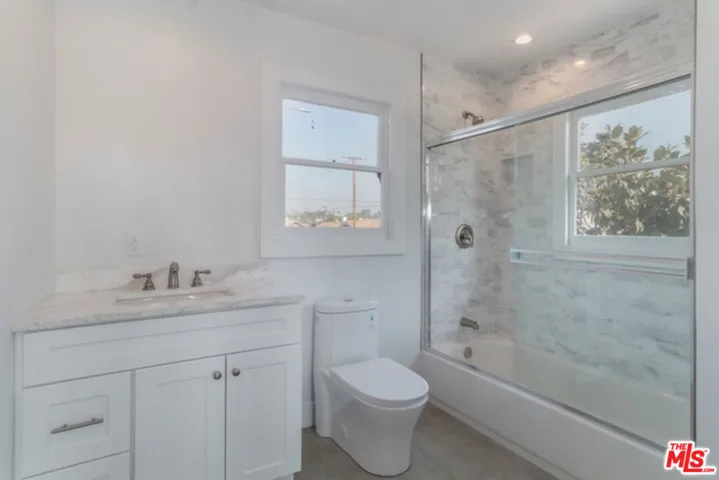 2301 W 30th Street, Los Angeles, California 90018