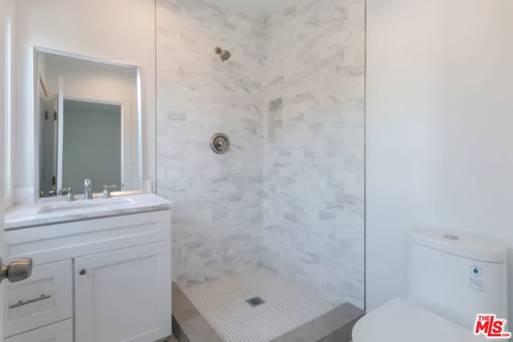 2301 W 30th Street, Los Angeles, California 90018