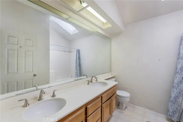 Primary en suite has vaulted ceilings!