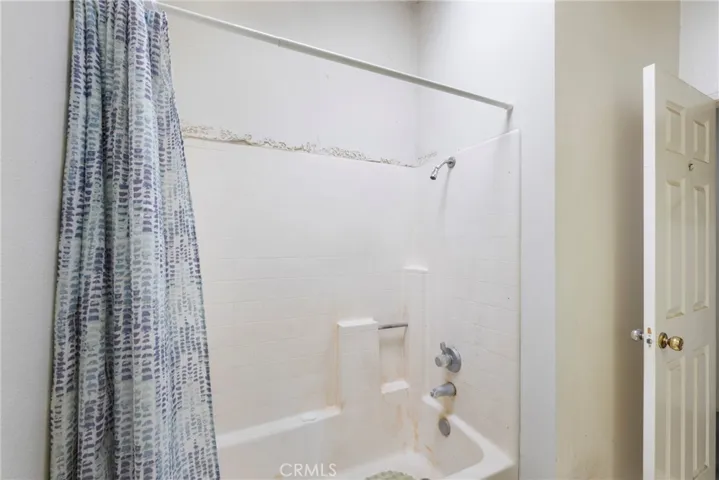 Primary en suite tub/shower combo.