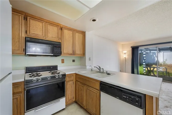 Kitchen opens to the family room with views of the back patio and​​‌​​​​‌​​‌‌​​‌​​​‌‌​​​‌​​‌‌​​‌‌​​‌‌​​​​ yard.