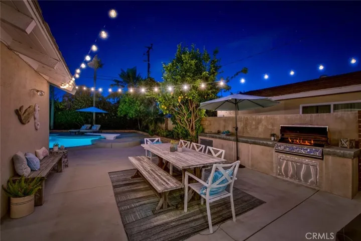 Build in BBQ, sitting area