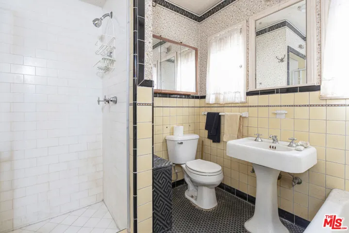 BATHROOM 2