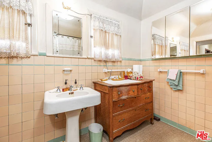 BATHROOM 1