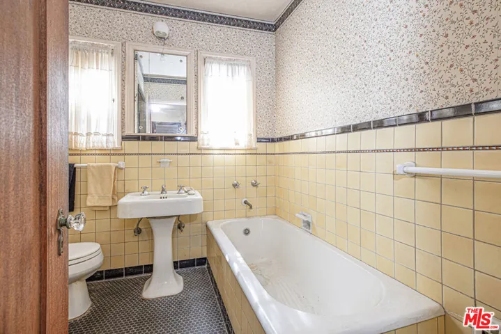BATHROOM 2