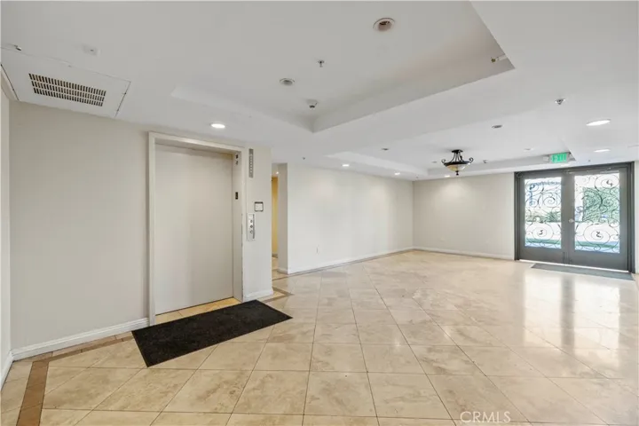 6800 Corbin Avenue 104, Reseda, California 91335