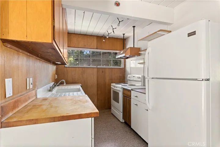 2695 Oakhurst Avenue, Clearlake, California 95422