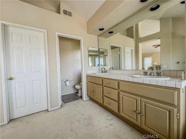 Primary bedroom bathroom