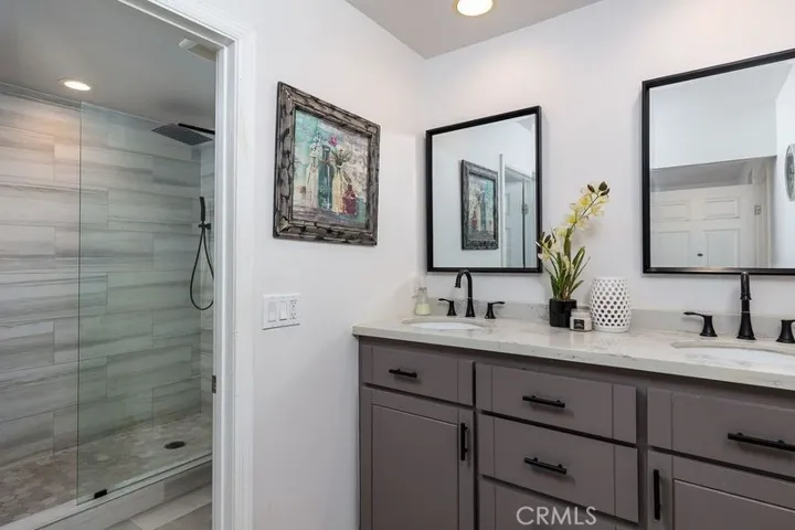 Primary Bathroom w/walk in shower