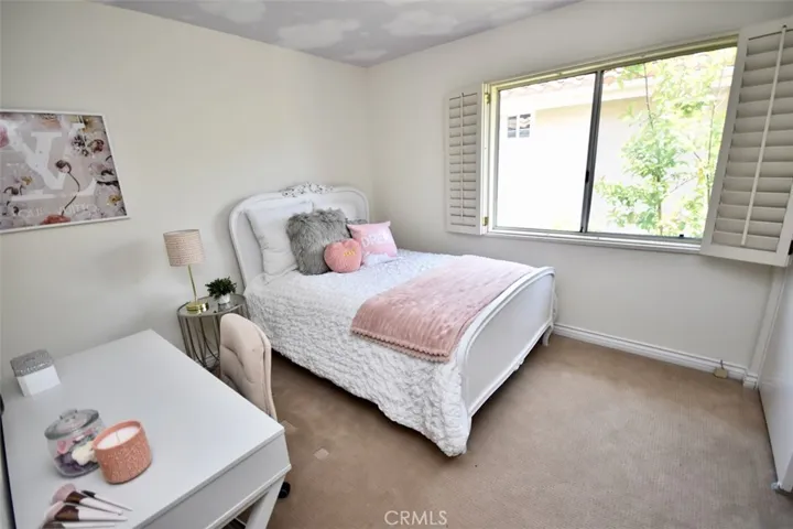 Pretty 2nd Bedroom with mirrored wardrobe.