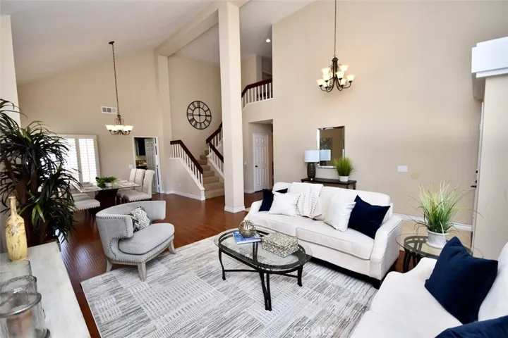 Beautiful High Ceilings !