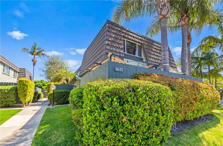 1632 Iowa A, Costa Mesa, California 92626