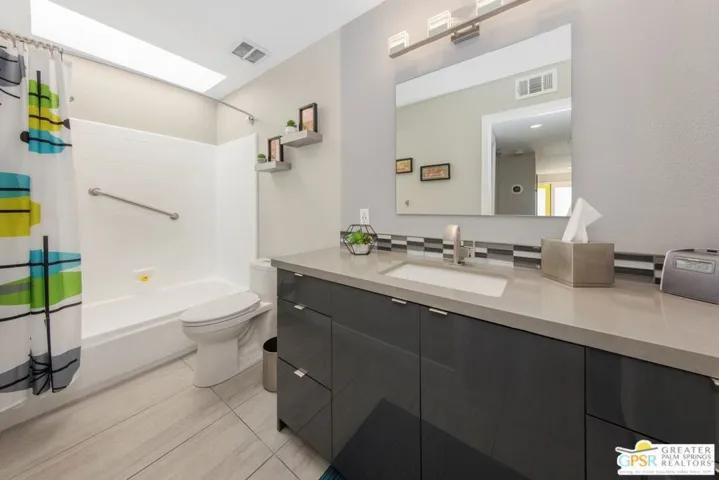 Hall/Guest Bathroom