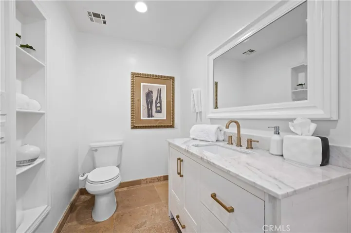 Main floor full bathroom