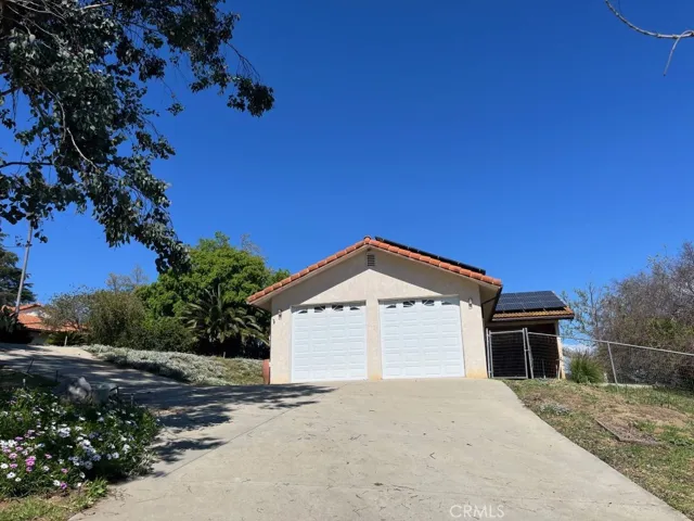 Detached BARN/GARAGE with SOLAR Panels for both the Home & the Barn/Garage.