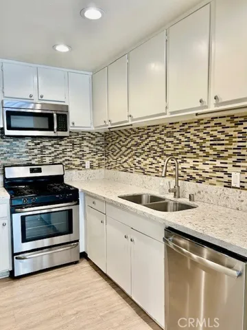 22135 Burbank Boulevard 2, Woodland Hills, California 91367