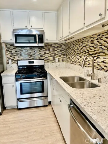 22135 Burbank Boulevard 2, Woodland Hills, California 91367