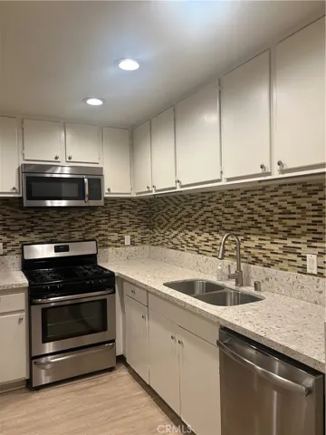 22135 Burbank Boulevard 2, Woodland Hills, California 91367