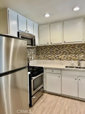 22135 Burbank Boulevard 2, Woodland Hills, California 91367