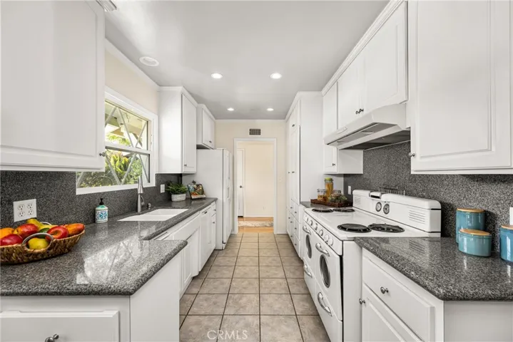 1832 Windsor Lane, Santa Ana, California 92705