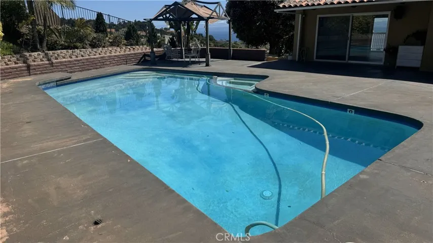 Heated swimming pool with jacuzzi