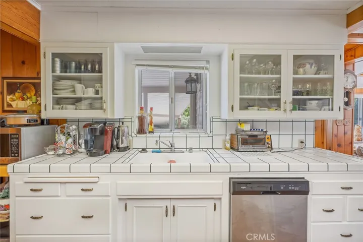 plenty of counter and cupboard space