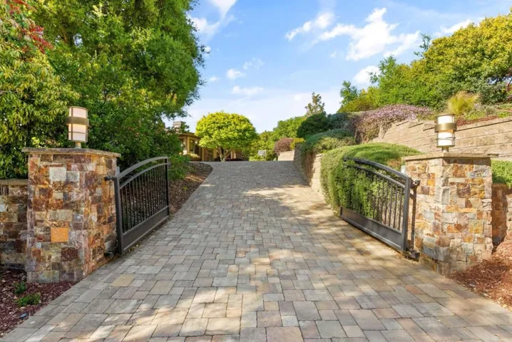 26063 Todd Lane, Los Altos Hills, California 94022