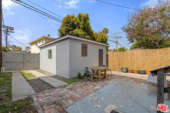 Fenced rear patio/parking